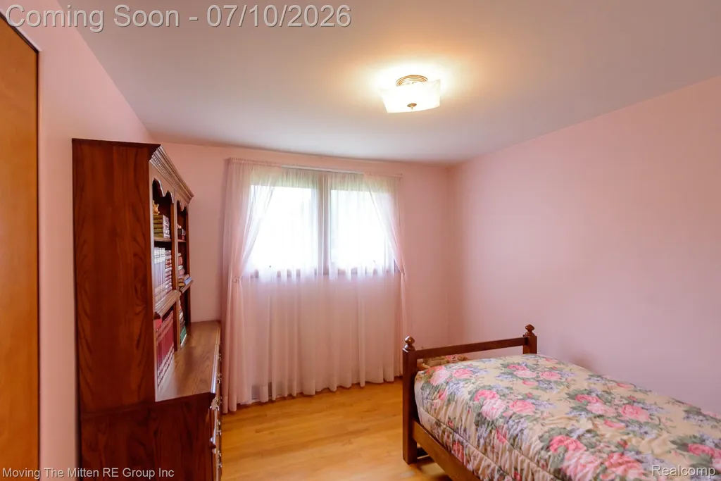 16359 Alpine Drive Livonia City MI 48154