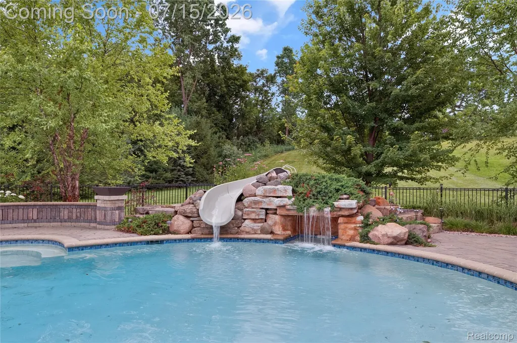 2433 Woodridge Court Milford Charter Township MI 48380