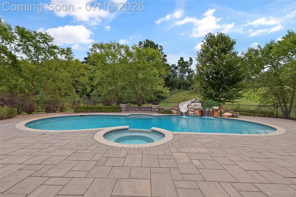 2433 Woodridge Court Milford Charter Township MI 48380