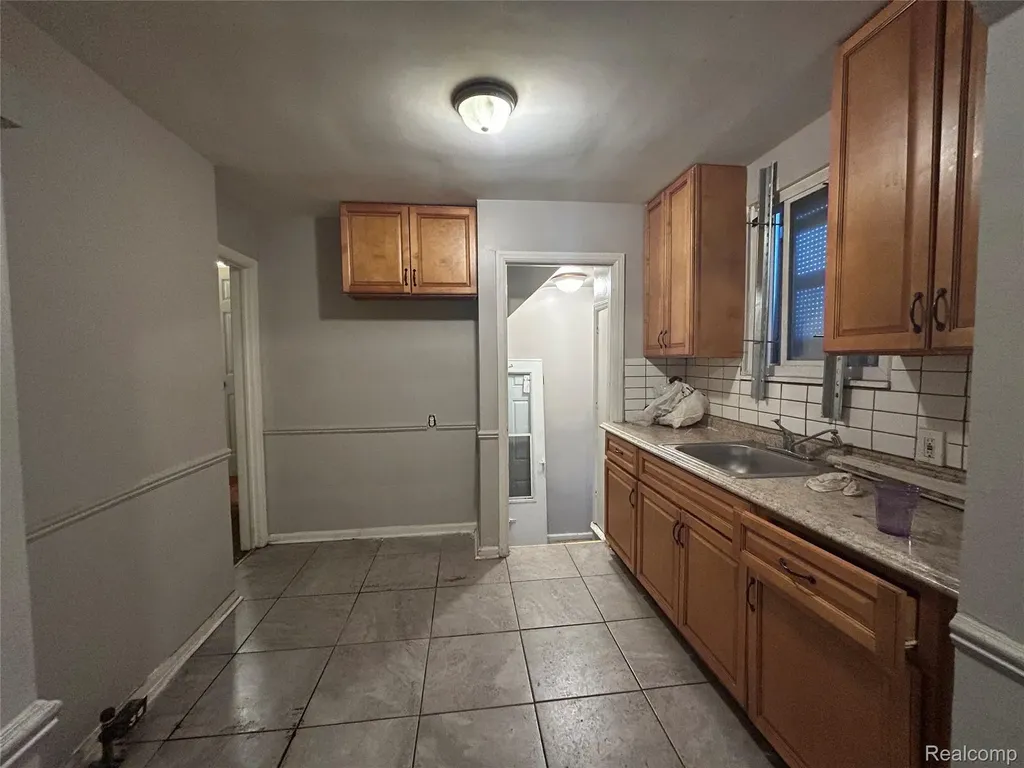 6718 Grandville Avenue Detroit City MI 48228