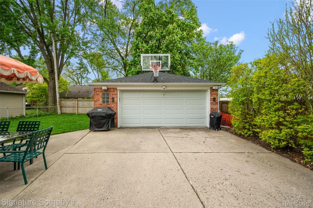 13347 Nadine Avenue Huntington Woods City MI 48070