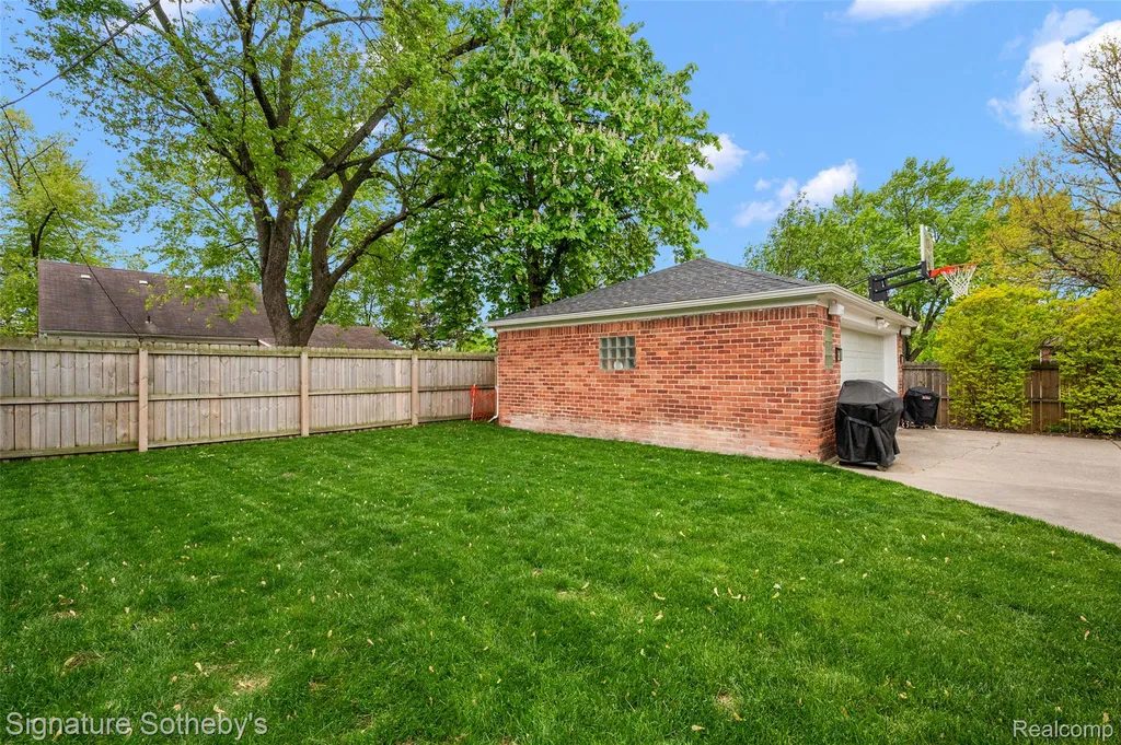 13347 Nadine Avenue Huntington Woods City MI 48070