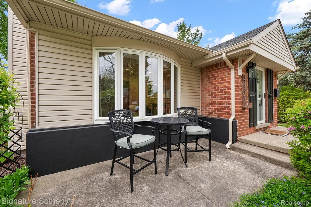 13347 Nadine Avenue Huntington Woods City MI 48070