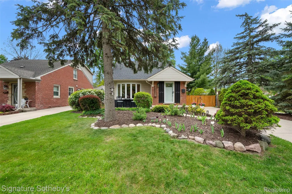 13347 Nadine Avenue Huntington Woods City MI 48070