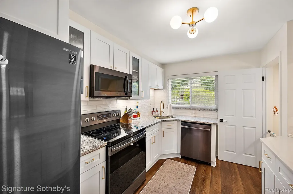13347 Nadine Avenue Huntington Woods City MI 48070