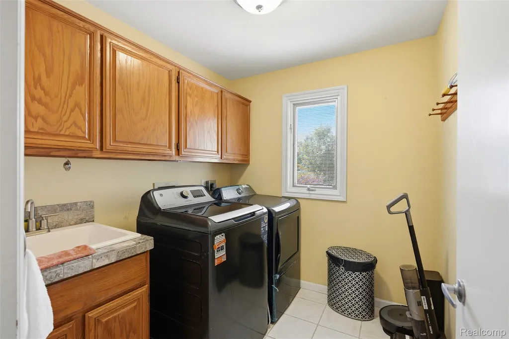 6786 Jasmine Drive Troy City MI 48098