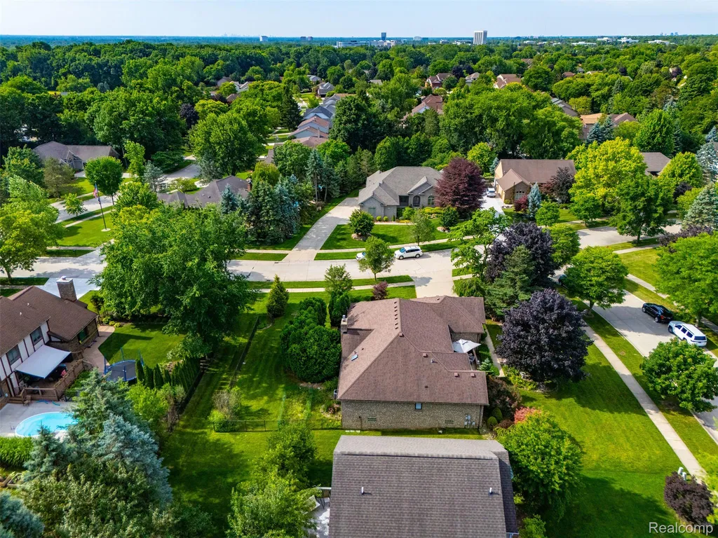 6786 Jasmine Drive Troy City MI 48098