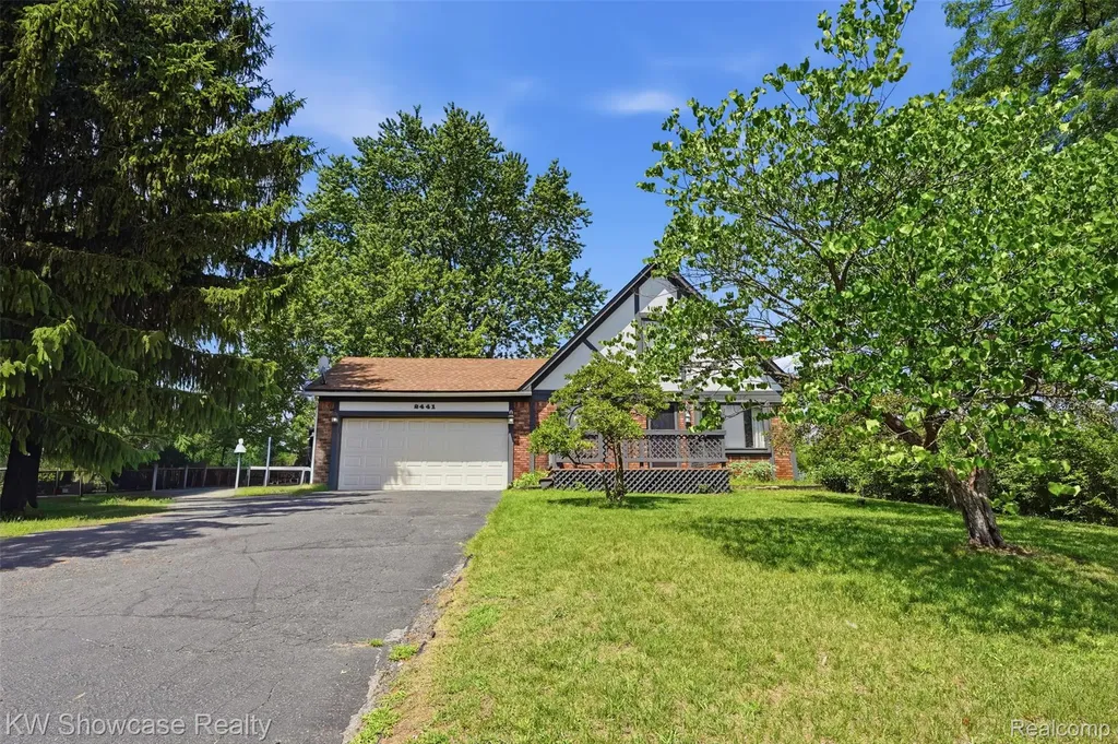 2441 Amelia Highland Charter Township MI 48356