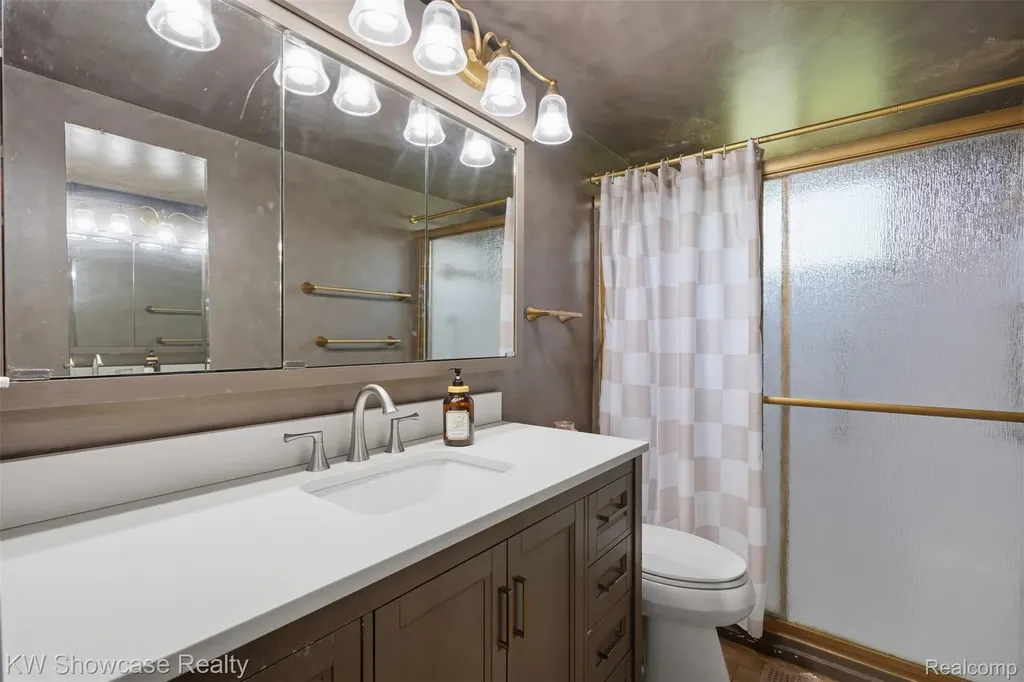 2441 Amelia Highland Charter Township MI 48356