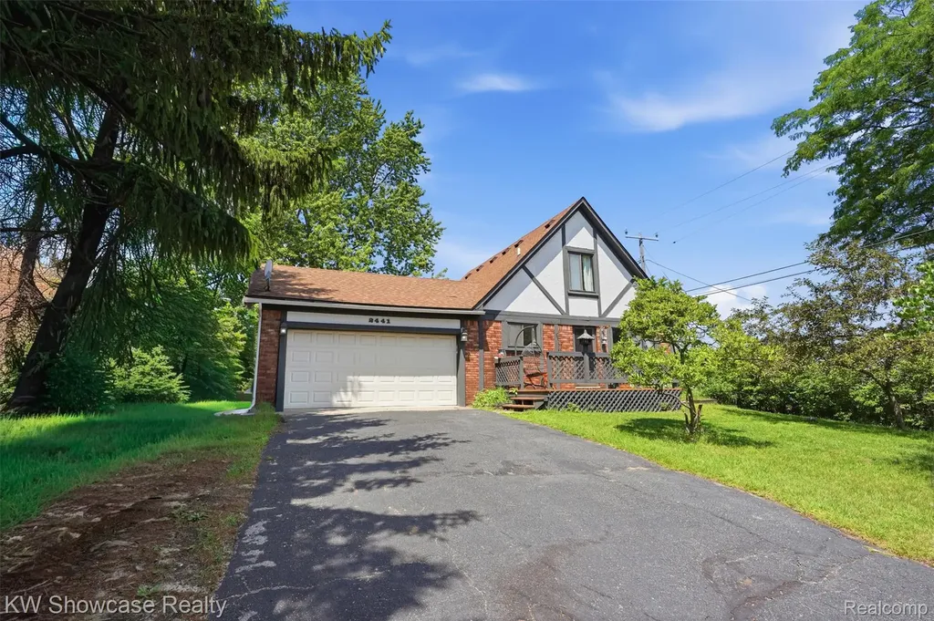 2441 Amelia Highland Charter Township MI 48356