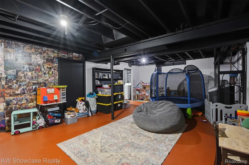 2441 Amelia Highland Charter Township MI 48356