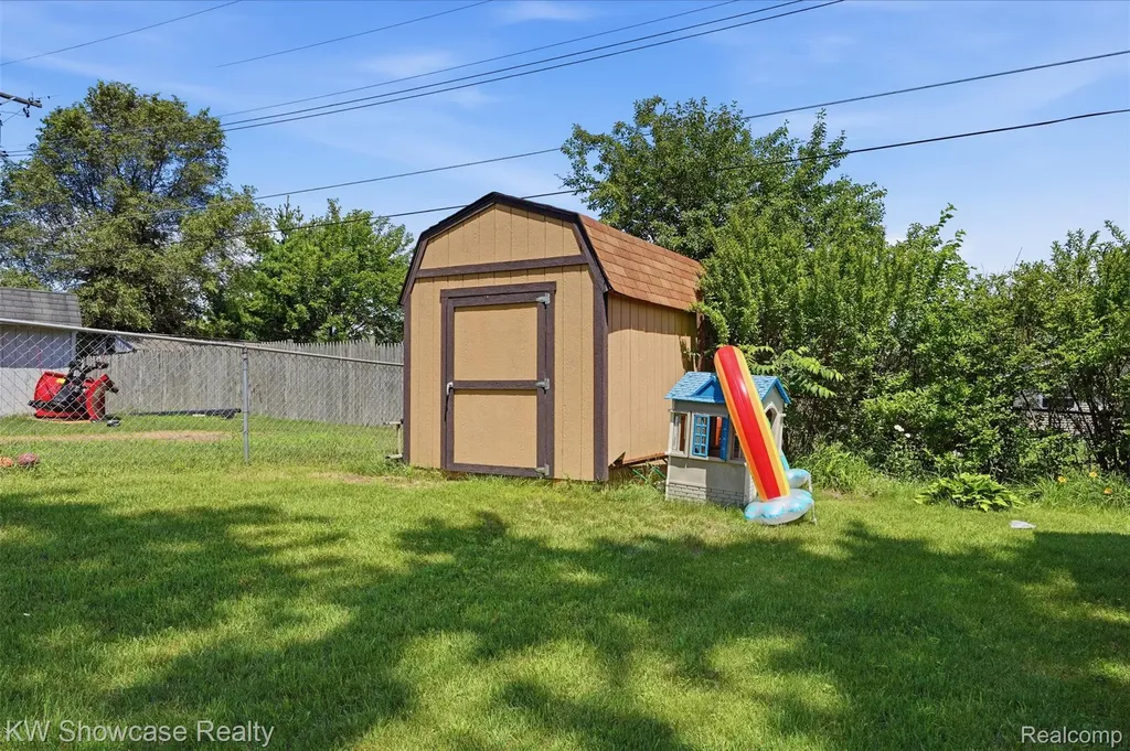 2441 Amelia Highland Charter Township MI 48356