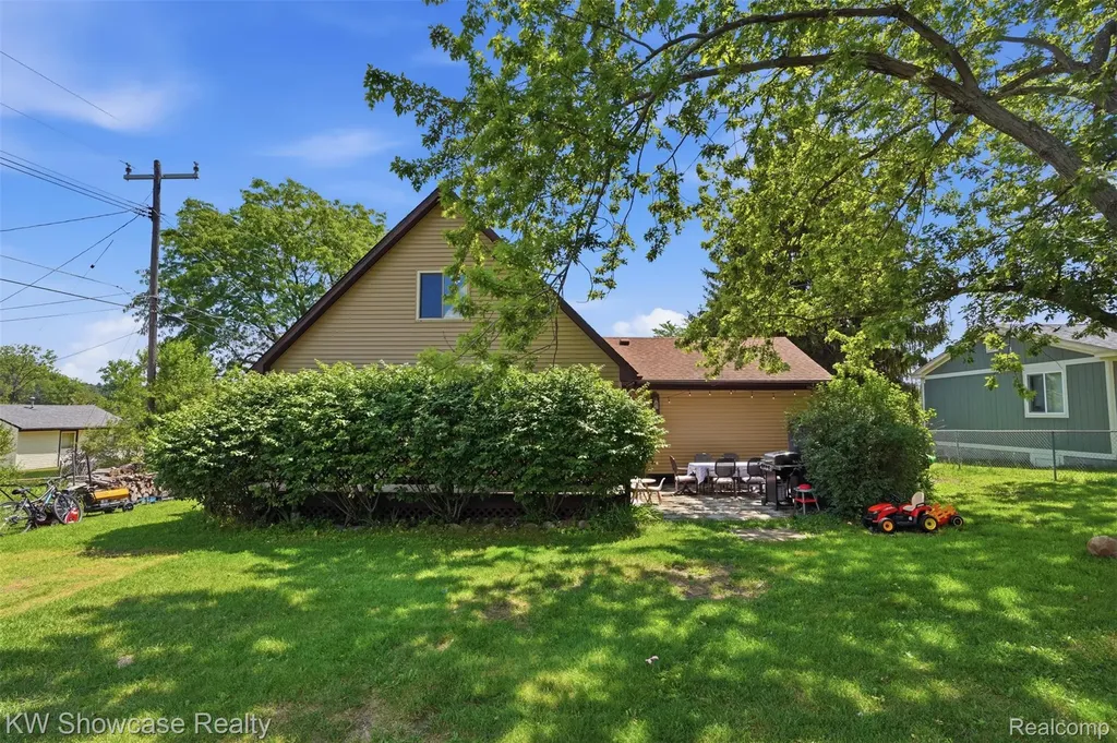 2441 Amelia Highland Charter Township MI 48356
