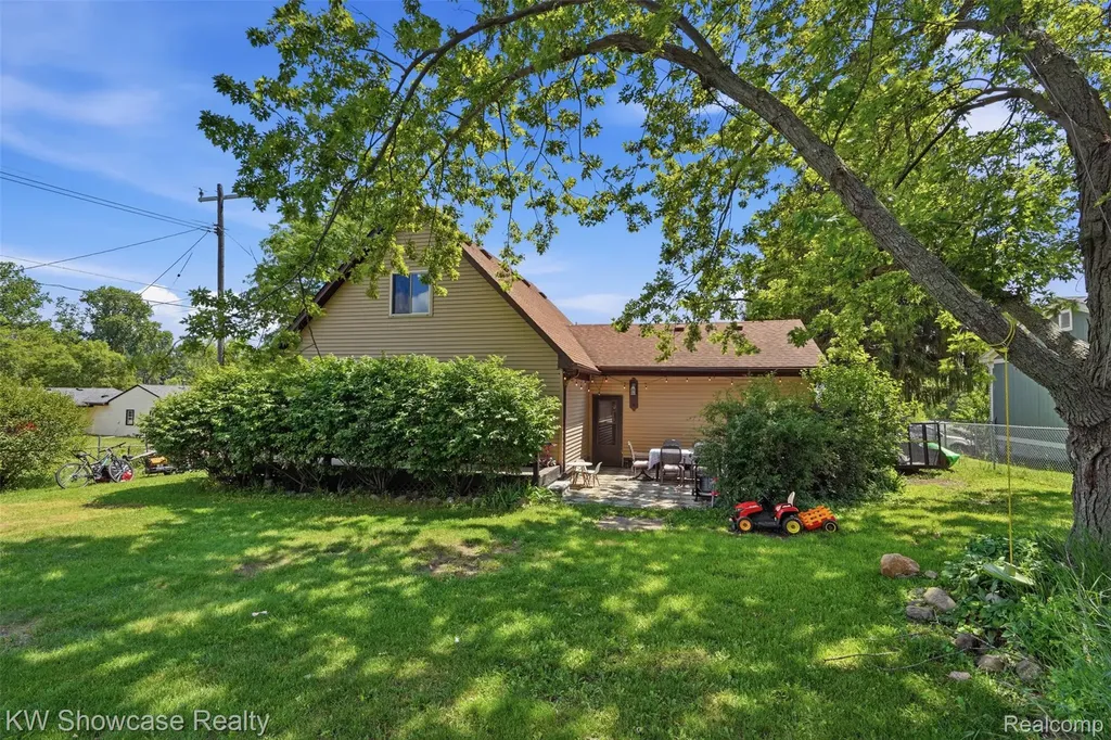 2441 Amelia Highland Charter Township MI 48356