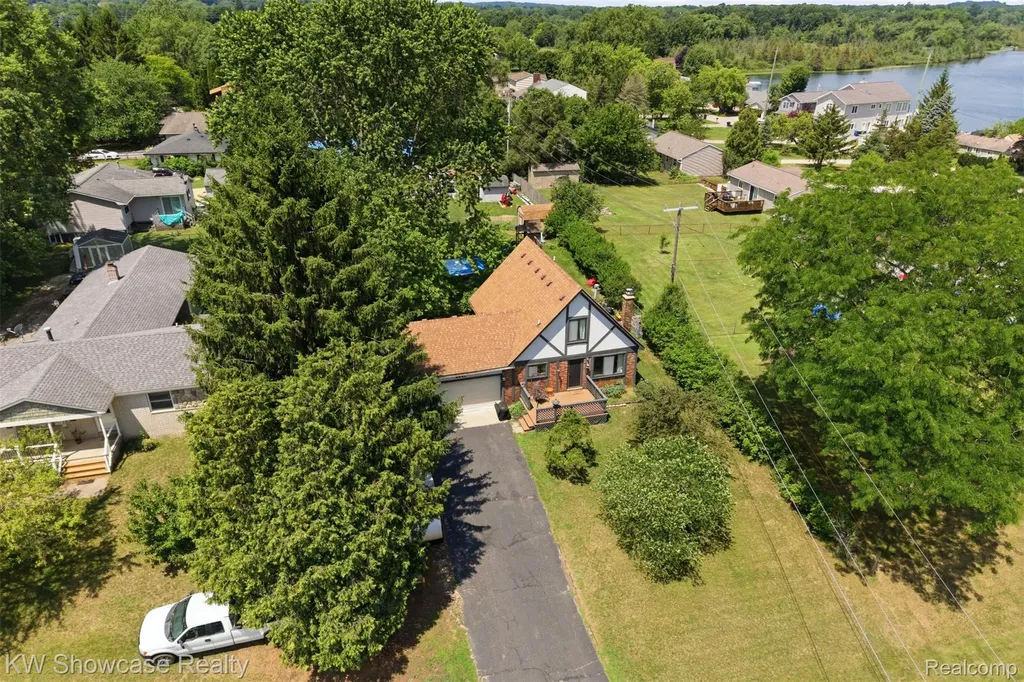 2441 Amelia Highland Charter Township MI 48356