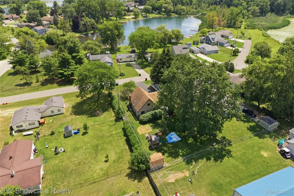 2441 Amelia Highland Charter Township MI 48356