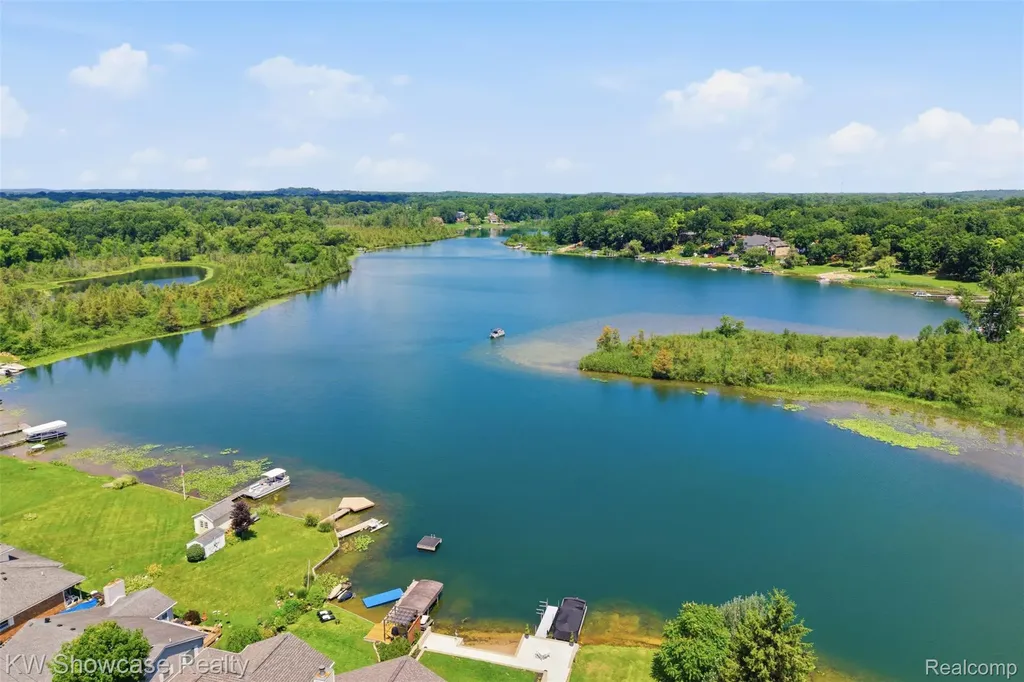 2441 Amelia Highland Charter Township MI 48356