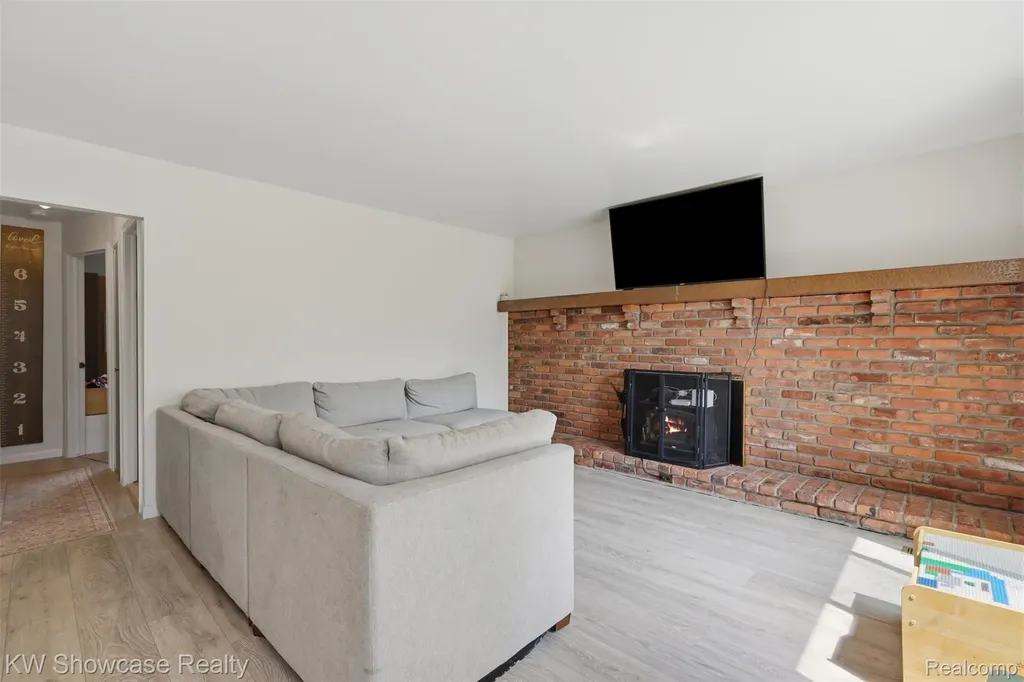 2441 Amelia Highland Charter Township MI 48356