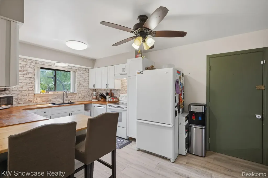 2441 Amelia Highland Charter Township MI 48356