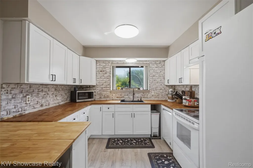 2441 Amelia Highland Charter Township MI 48356