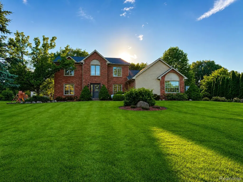 1817 Deer View Court Hartland Township MI 48843