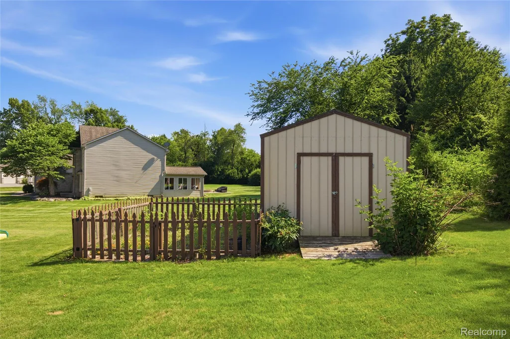 1817 Deer View Court Hartland Township MI 48843