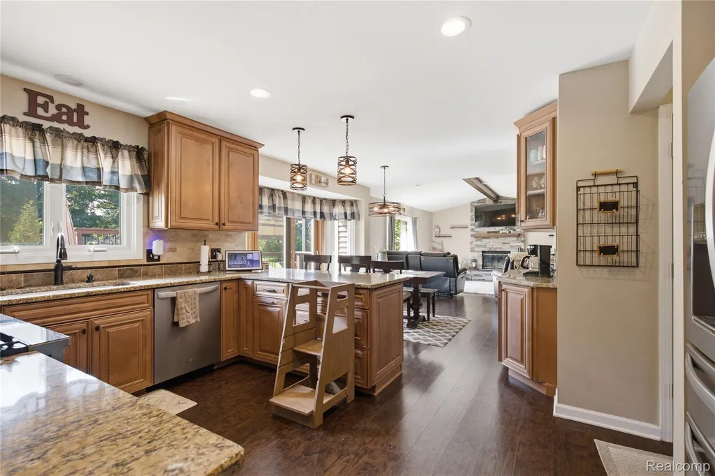 1817 Deer View Court Hartland Township MI 48843
