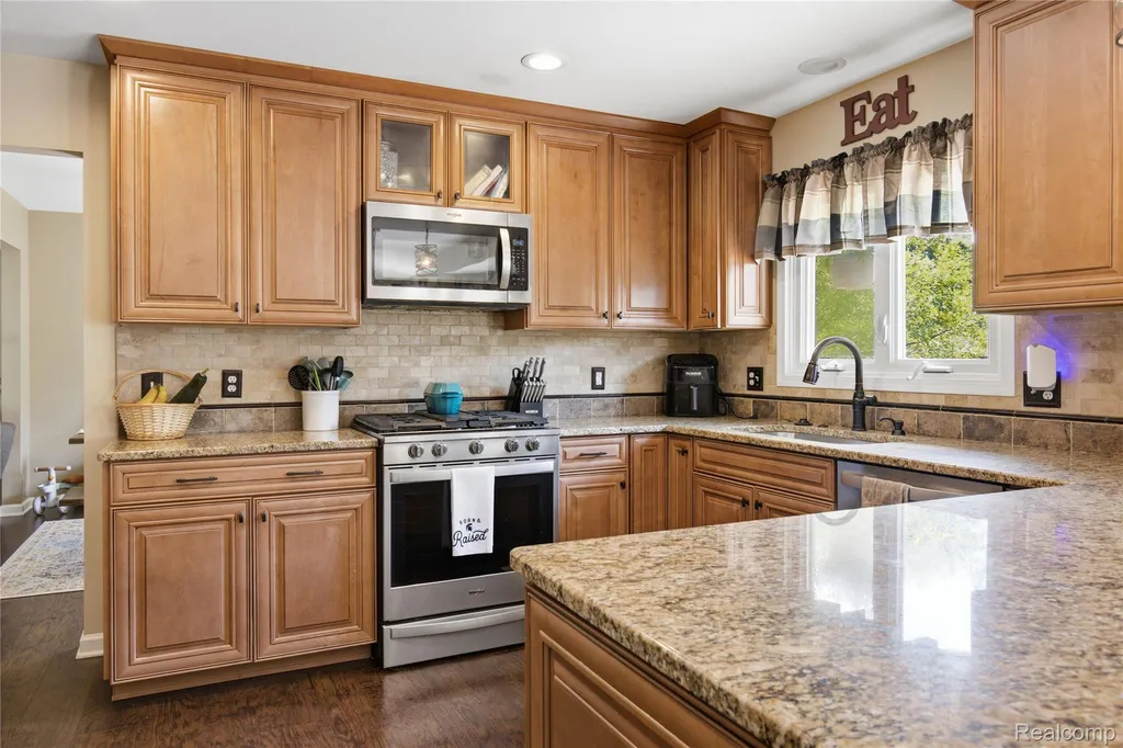 1817 Deer View Court Hartland Township MI 48843