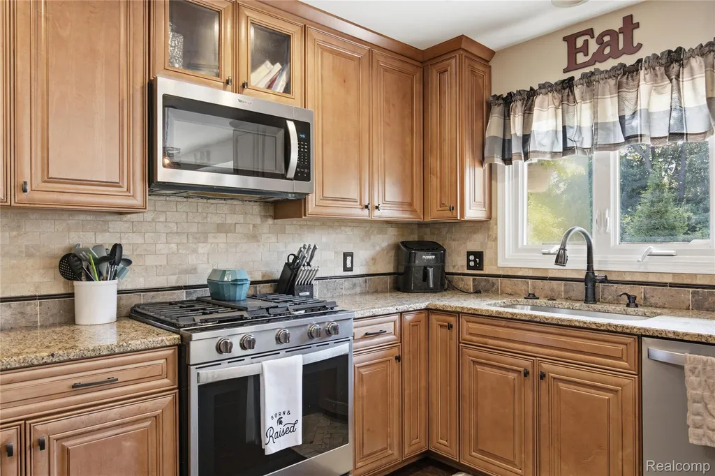 1817 Deer View Court Hartland Township MI 48843