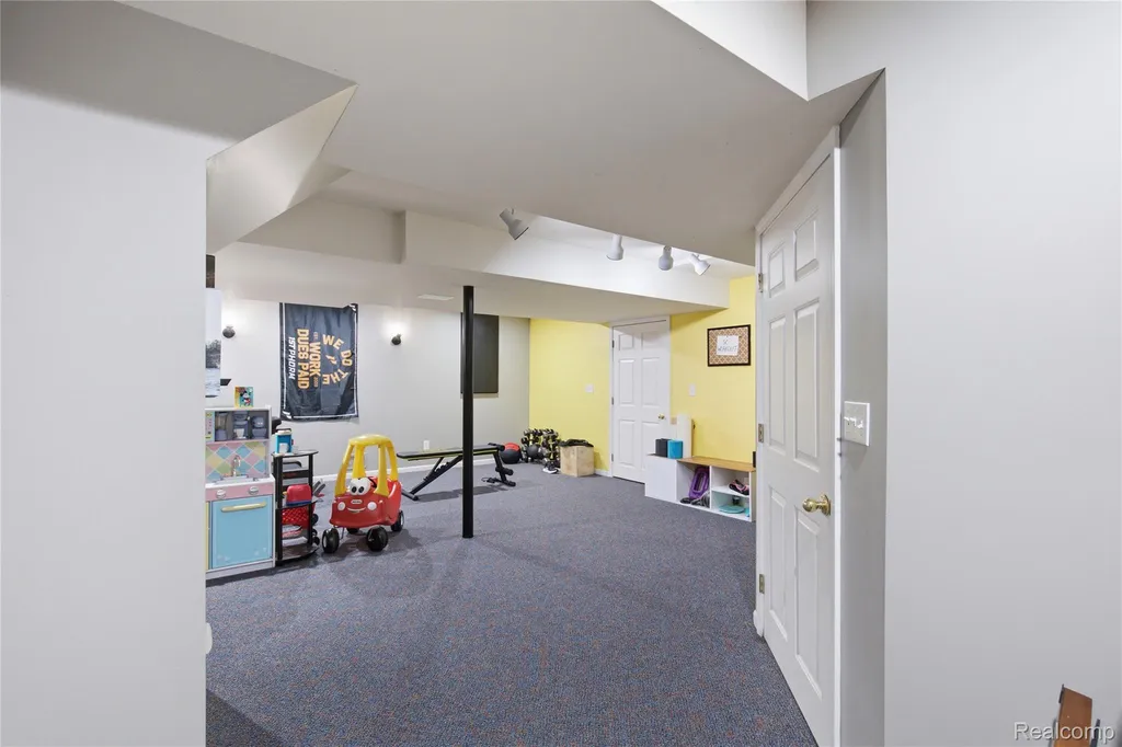1817 Deer View Court Hartland Township MI 48843
