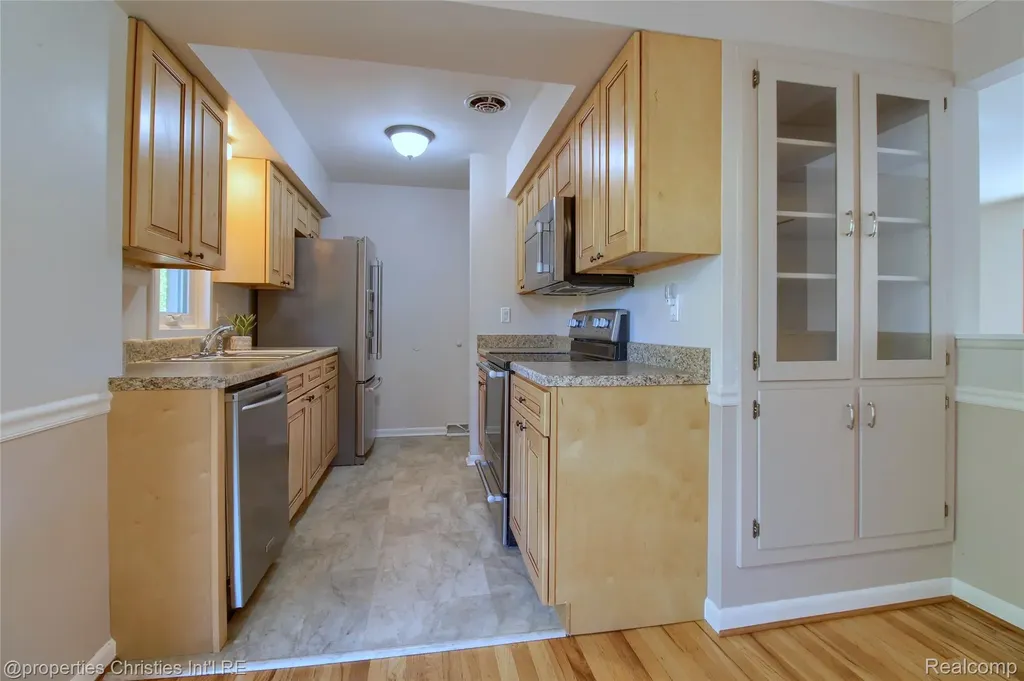 565 Center Ridge South Lyon City MI 48178
