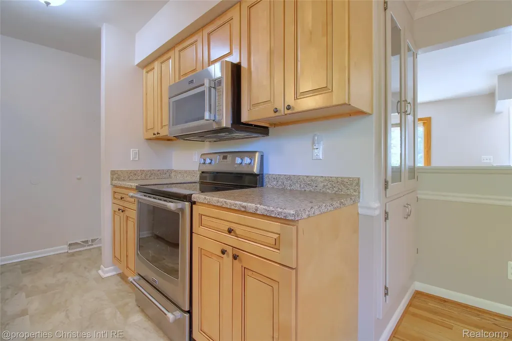 565 Center Ridge South Lyon City MI 48178