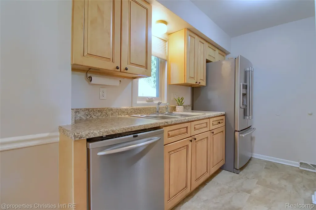 565 Center Ridge South Lyon City MI 48178