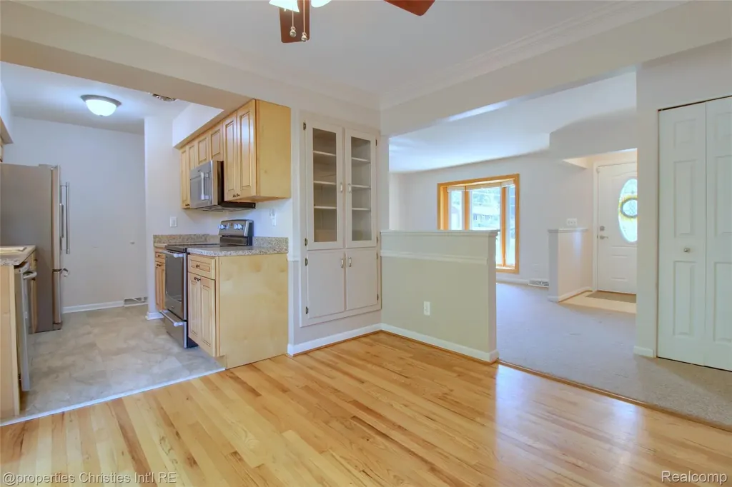 565 Center Ridge South Lyon City MI 48178