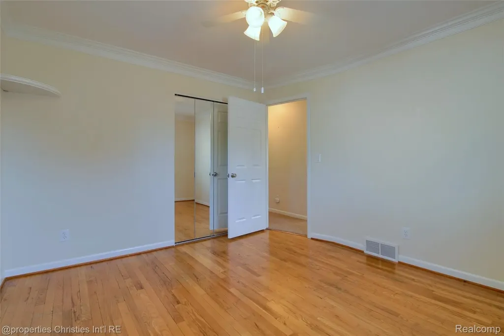565 Center Ridge South Lyon City MI 48178