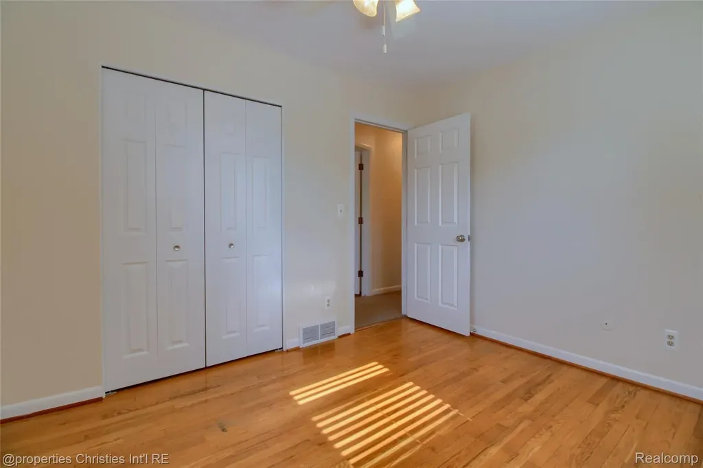 565 Center Ridge South Lyon City MI 48178