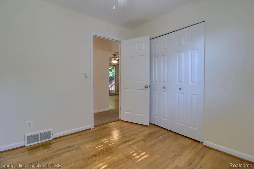 565 Center Ridge South Lyon City MI 48178