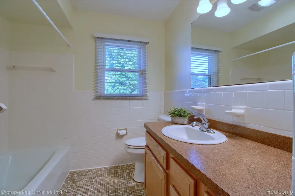 565 Center Ridge South Lyon City MI 48178