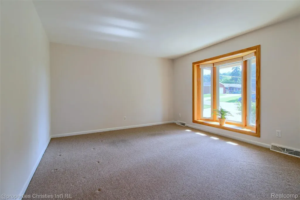565 Center Ridge South Lyon City MI 48178