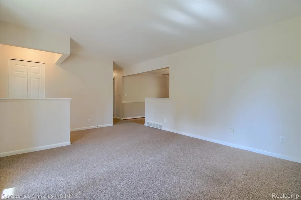 565 Center Ridge South Lyon City MI 48178