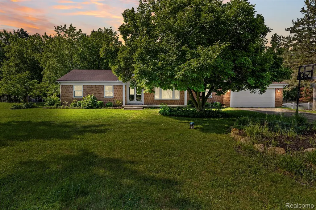 Green Oak Township MI, 13404 Sequoia Lane