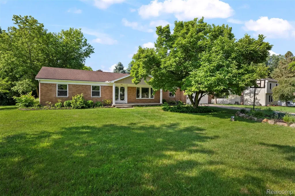 13404 Sequoia Lane Green Oak Township MI 48178