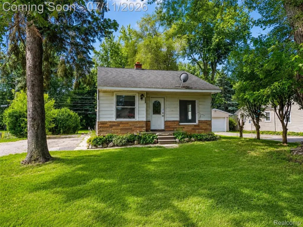 4855 Hatchery Road Waterford Charter Township MI 48329