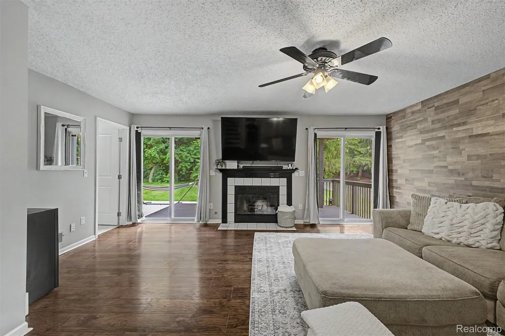 6400 Lake Meadow Drive Waterford Charter Township MI 48327
