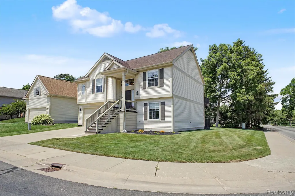 6400 Lake Meadow Drive Waterford Charter Township MI 48327