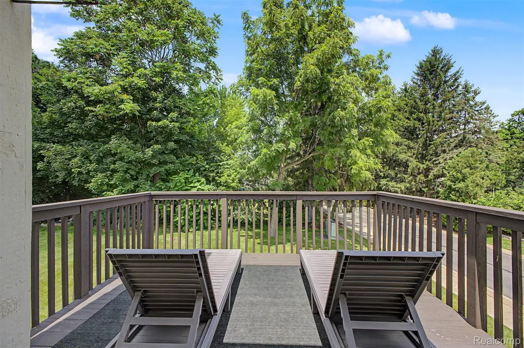 6400 Lake Meadow Drive Waterford Charter Township MI 48327