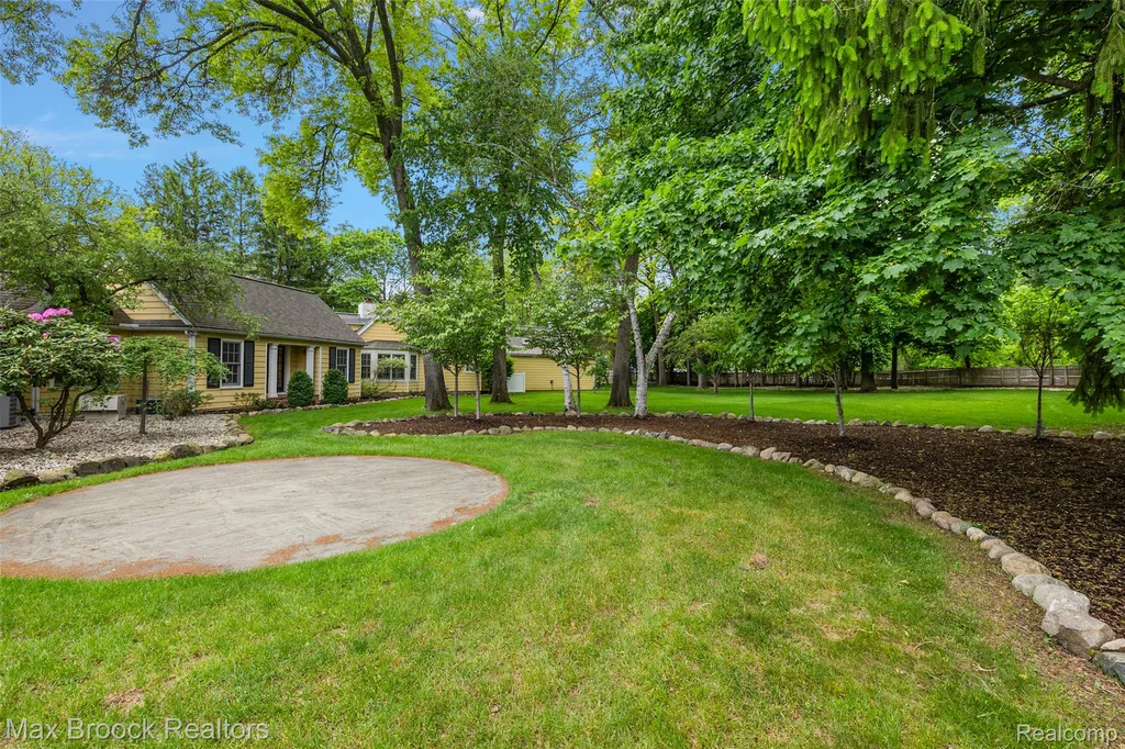 760 Lone Pine Road Bloomfield Hills City MI 48304