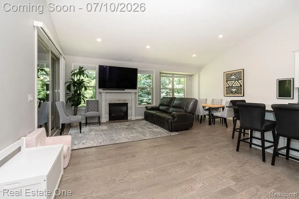 1011 Hampshire Court Rochester Hills City MI 48307
