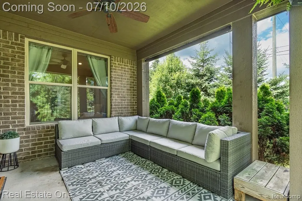 1011 Hampshire Court Rochester Hills City MI 48307
