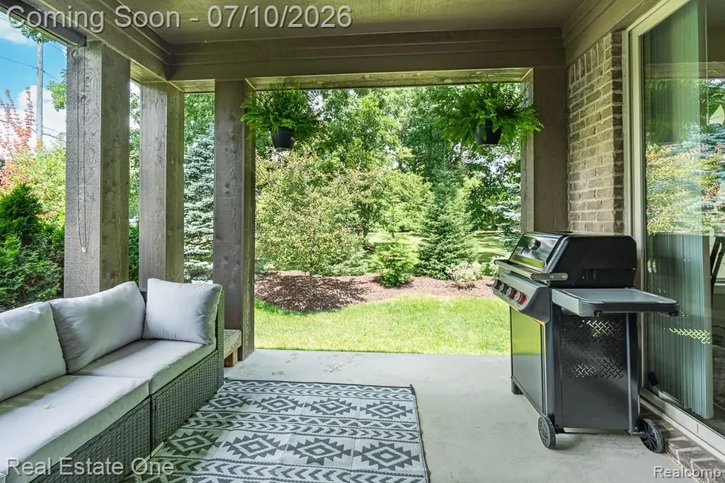 1011 Hampshire Court Rochester Hills City MI 48307